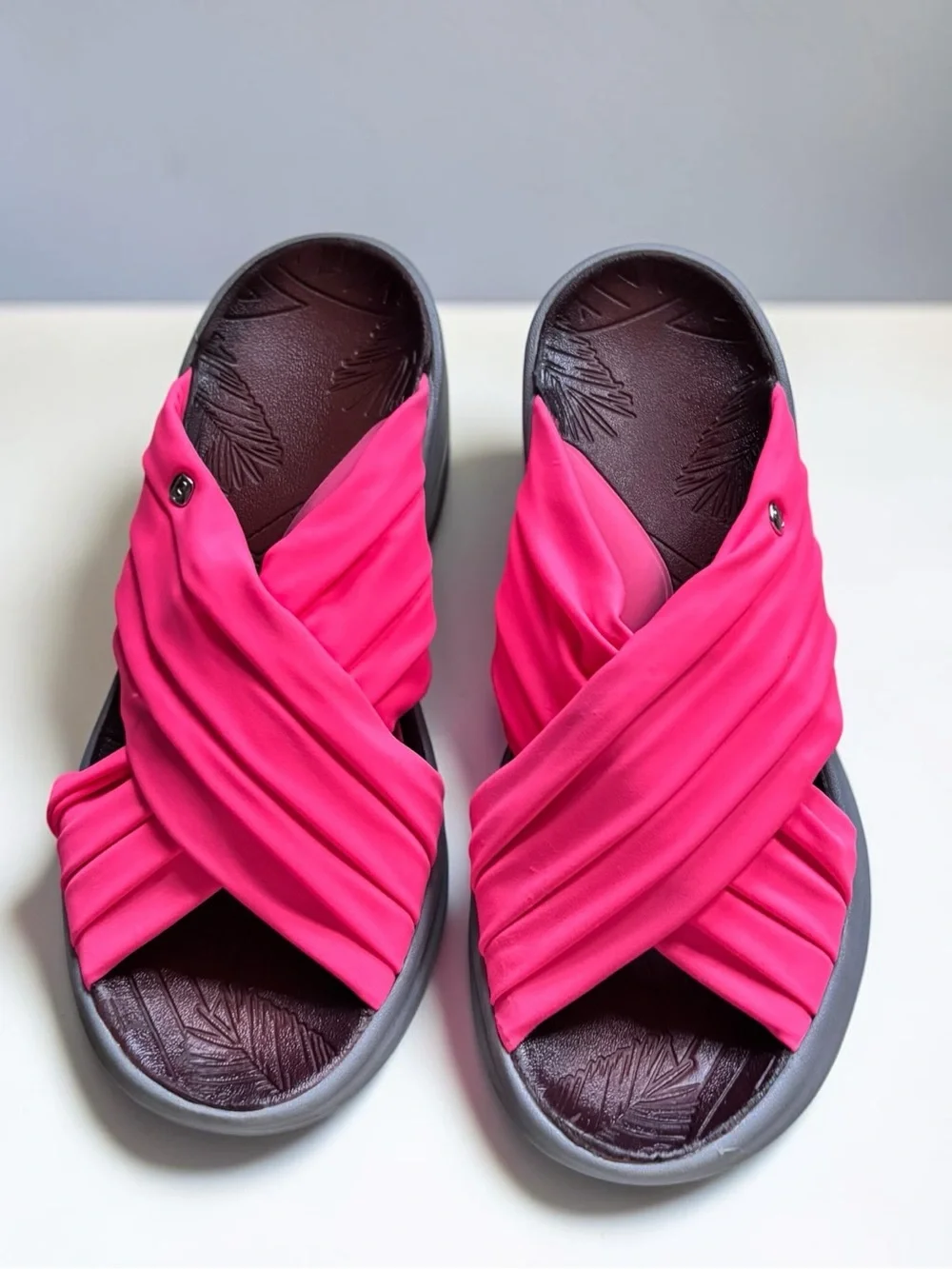 Bzees Knockout Women’s Size 9 Hot Pink Crisscross Wedge Comfort Sandals